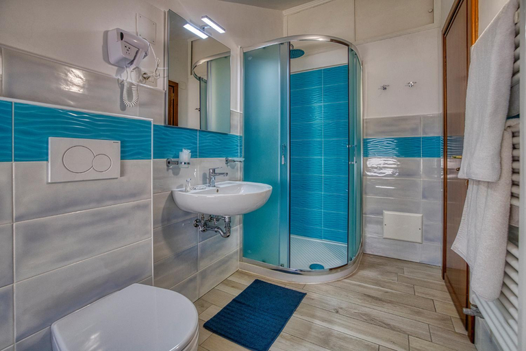 Bathroom 3, Le Marelle, Salerno