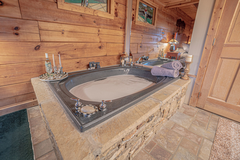 Bathroom 4, Poppys Place Cabin, Jefferson