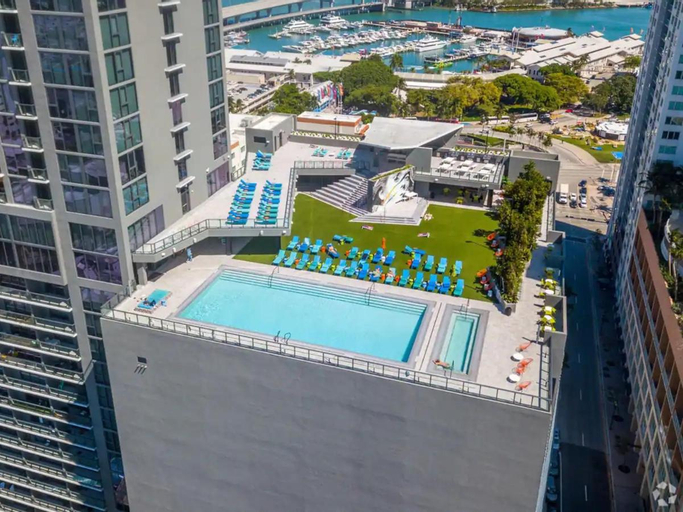 Breezy Stays Luxury Residences - near Kaseya Center, Miami-Dade