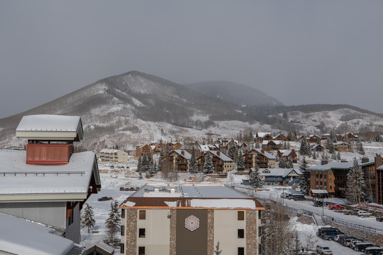Top Floor 2 bedroom Condo in Mountaineer Square- Slopeside condo, Gunnison