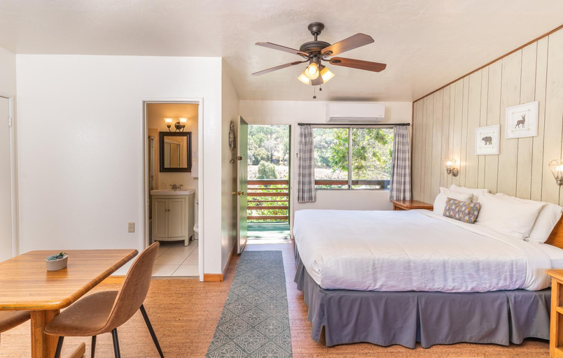Bedroom 2, Buckeye Tree Lodge & Cabins, Tulare