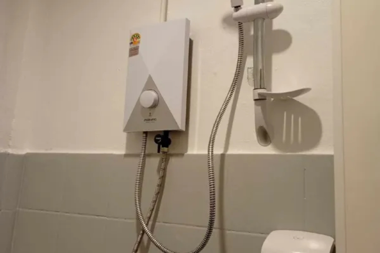 Bathroom 3, Go To Party Hostel and Bar Aonang, Mueang Krabi