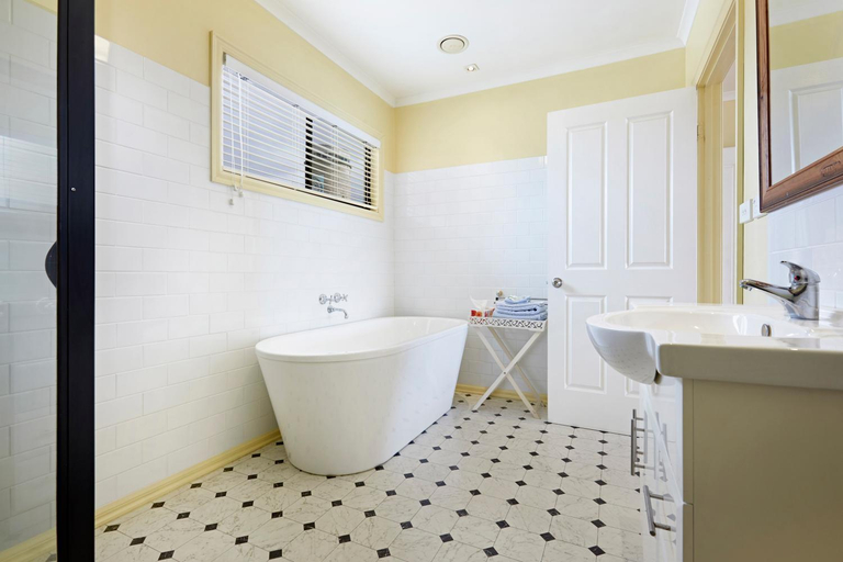 Bathroom 5, Clifftop Apartments Portland Vic, Glenelg - Portland