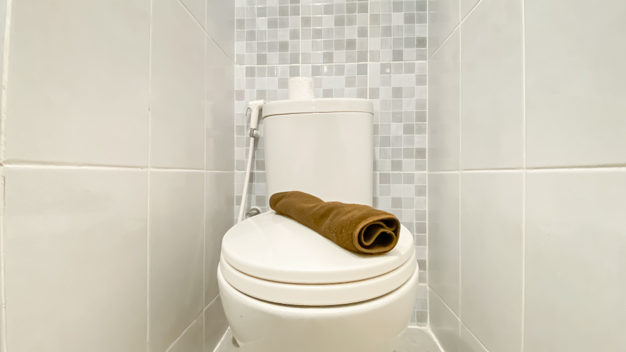 Bathroom 5, Compact and Minimalist Studio at Tokyo Riverside PIK 2 Apartment By Travelio, Tangerang