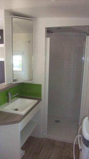 Bathroom, Village vacances & camping de Gruissan, Aude