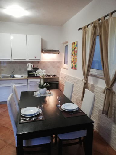 Others 5, Apartments Poretti for 2,in Center Parking Free in the yard,6 min beach walk, Rovinj