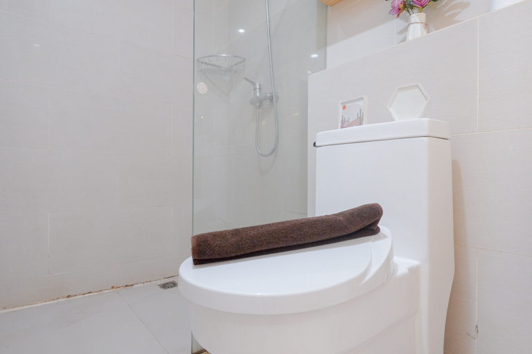 Bathroom 5, Homey and Comfortable Studio Apartment at Daan Mogot City By Travelio, Jakarta Barat