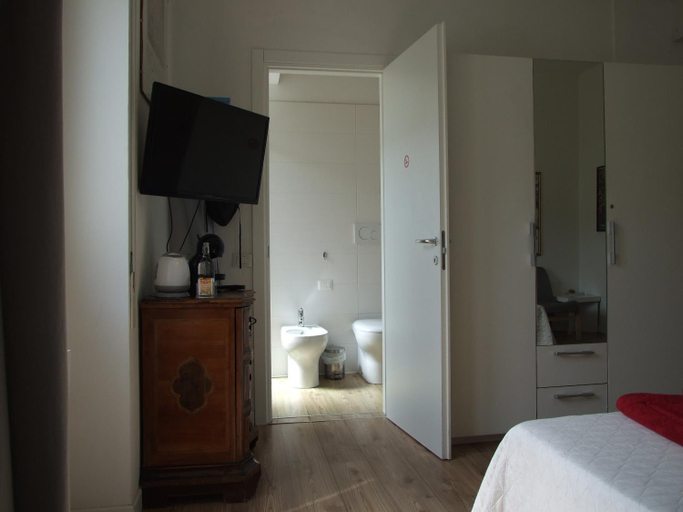 Others 5, B&B Leo, Cagliari