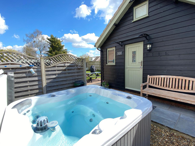Others 4, Saving Grace with private hot tub, Norfolk