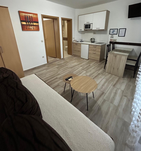 Others 3, B&T Apartments