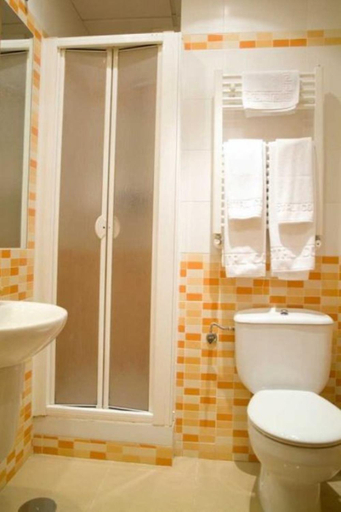 Bathroom 2, Hostal Colon, Madrid