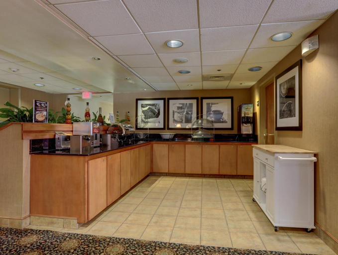 Food & Drinks 5, SureStay Plus by Best Western Chicago Lombard, Dupage