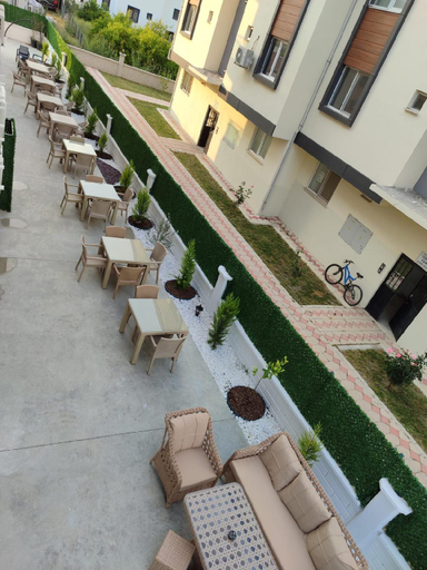 Others 5, The Brothers Suit Otel, Dalaman