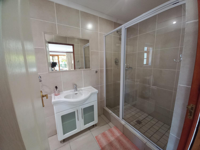 Bathroom 2, Wine Route 44 Guesthouse, City of Cape Town