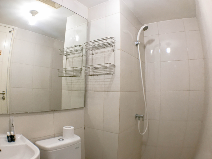 Bathroom 5, Good Concept Studio at Tanglin Supermall Mansion Apartment By Travelio, Surabaya