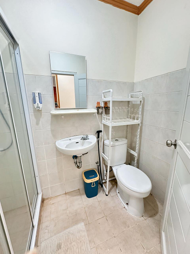 Bathroom, Spiffy Apartment at City Resort Apartment, West Jakarta