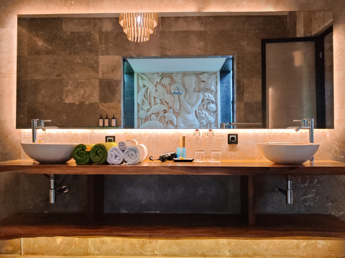 Bathroom 18
