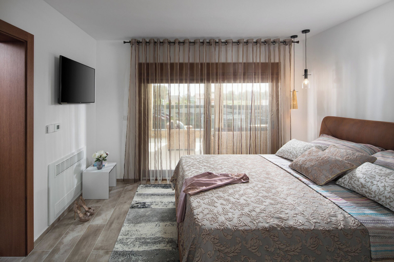 Bedroom 2, Malibu Eclipse, Vir