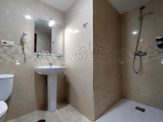Bathroom 2, Hostal Madrid, Toledo