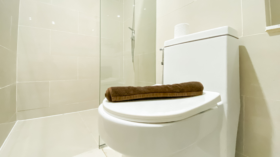 Bathroom 5, Modern and Comfy Studio at Daan Mogot City Apartment By Travelio, West Jakarta