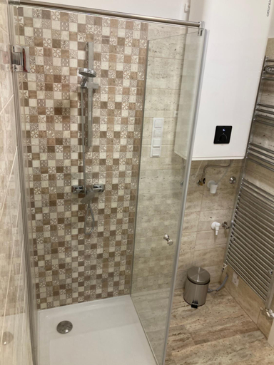 Bathroom 3, Bolyi Panzio, Mohácsi