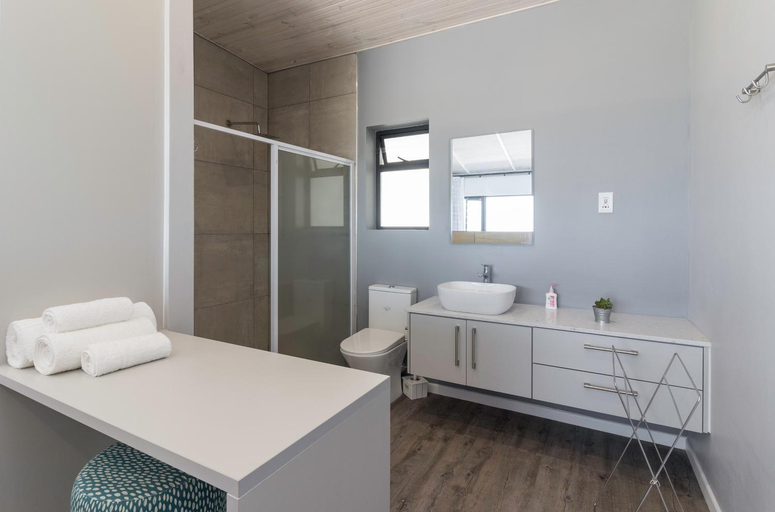Bathroom 3, Sky Blue Guest House, Cacadu