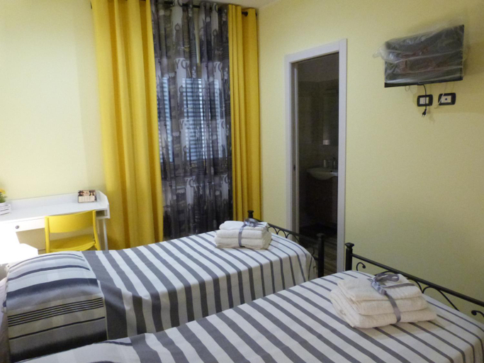 Others 5, HOME SWEET HOME, Bari