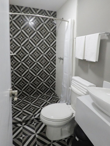 Bathroom, Casa moderna equipada como hotel Habitacion 1, Monterrey