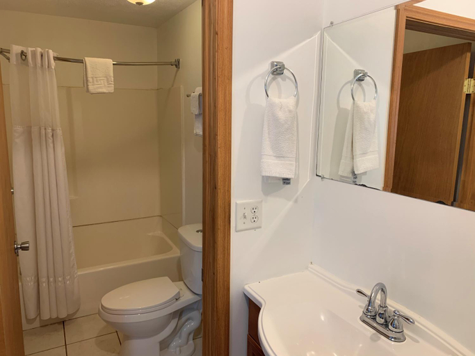 Bathroom 4, HAVEN INN, Marshall