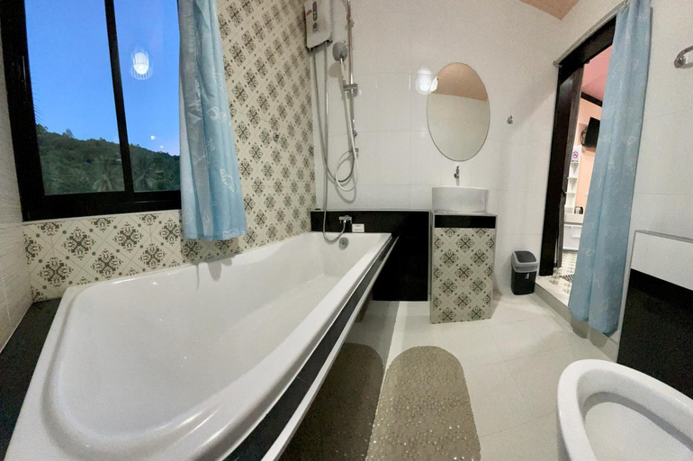 Bathroom 1, Kordovend's Villa, Lan Saka
