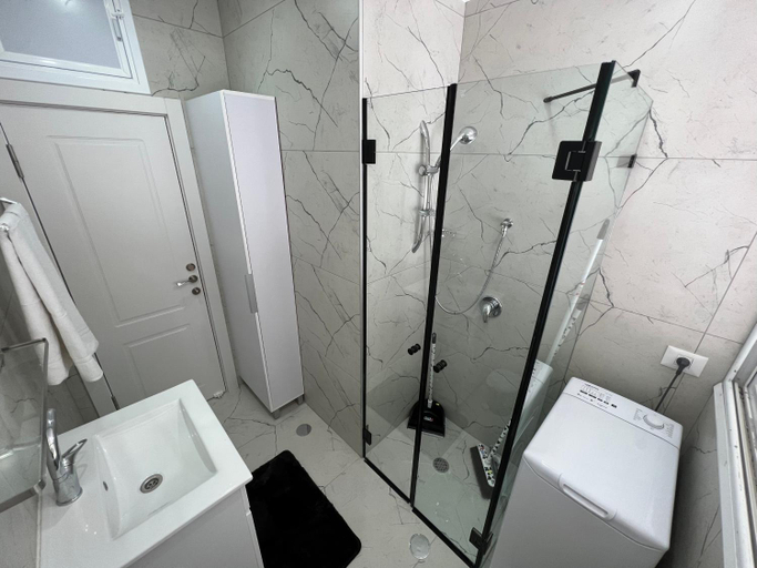 Bathroom 2, Masarik Apartments