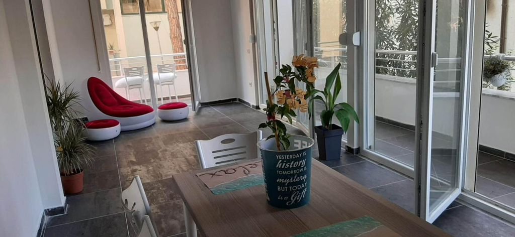 Others 4, Kingu's Apartment, Kavajës