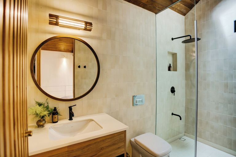 Bathroom 3, 8 Leyn Baan Street, Galle Four Gravets