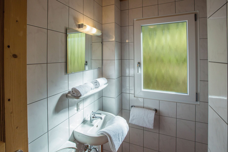 Bathroom 5, Alpendorf Dachstein West by ALPS RESORTS, Hallein