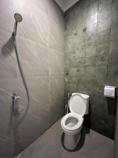Kamar mandi Sampai Living Townhouse dengan shower dan toilet