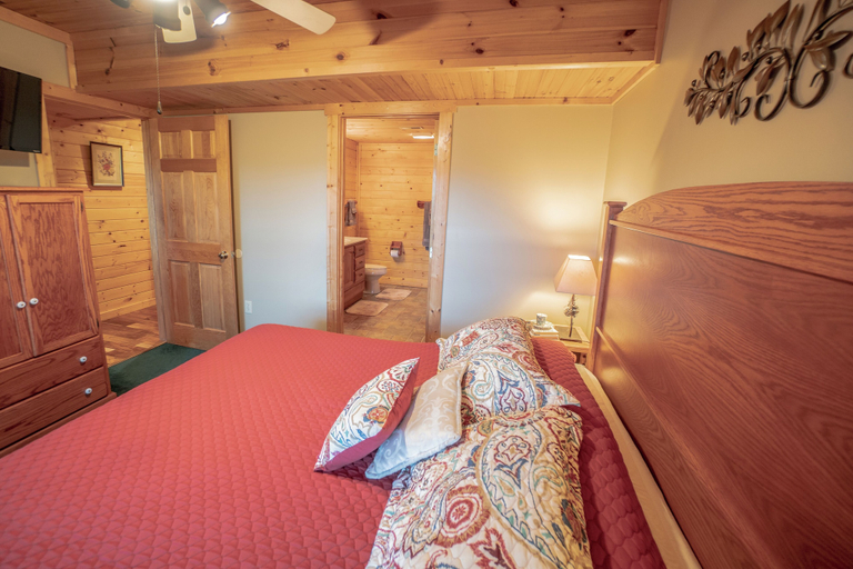 Bedroom 3, Poppys Place Cabin, Jefferson