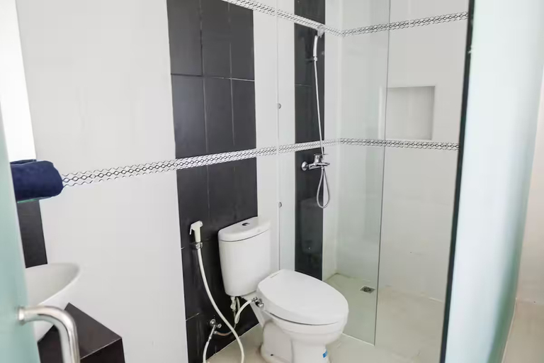 Bathroom 5, Riori Home - 5 BR with private bathroom, Denpasar