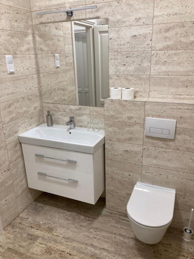 Bathroom 4, Bolyi Panzio, Mohácsi