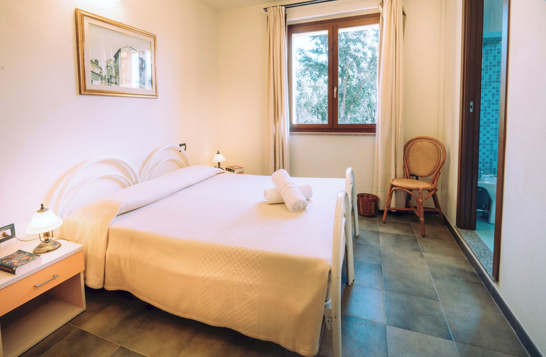 Bedroom 4, Hotel with swimming pool in Arbus, Medio Campidano