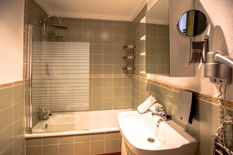 Bathroom 3, Bed and Snow Family Apartments, Granada