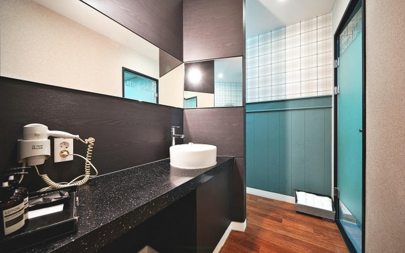 Bathroom 9