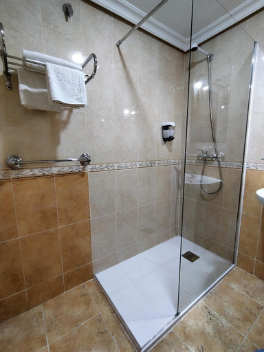 Bathroom 5, Hostal Madrid, Toledo