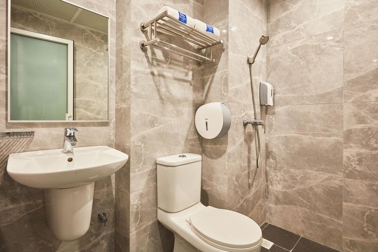 Bathroom 5, ibis budget Singapore Sapphire, Singapore