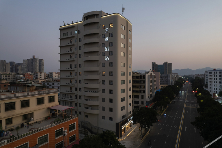 Exterior & Views