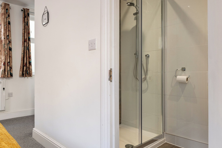 Bathroom 4, Gorgeous 1 BD in Central Cheltenham, Gloucestershire