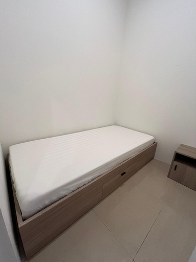Kamar single Sampai Living Townhouse dengan kasur dan meja kecil