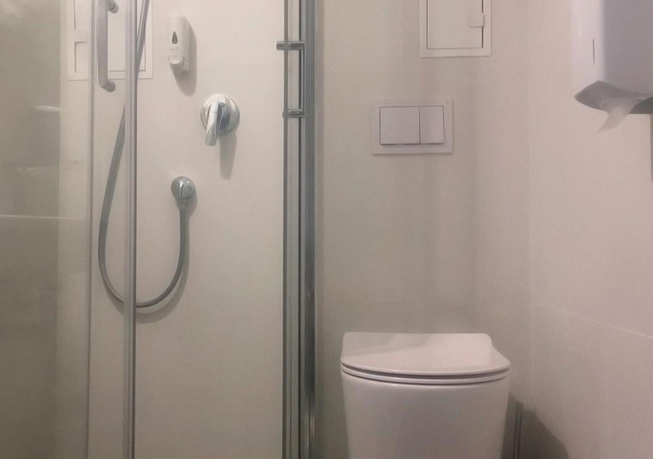 Bathroom 3, Kyivpasservis Hotel, Holosiïvs'kyi