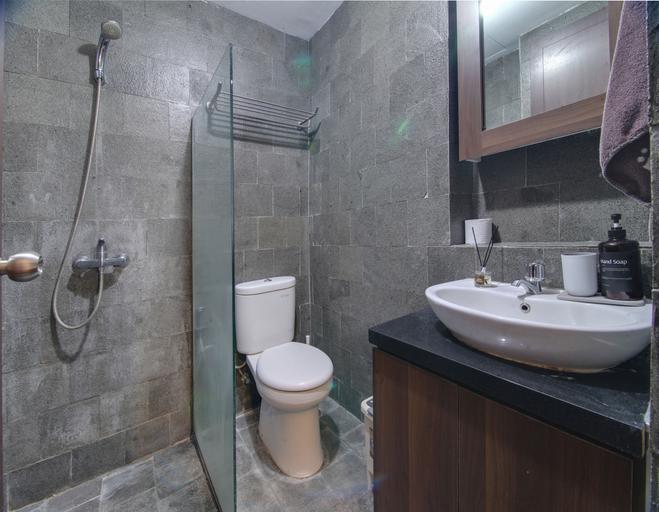 Bathroom 5, 2BR Aspen Peak Residence W/Pool, South Jakarta