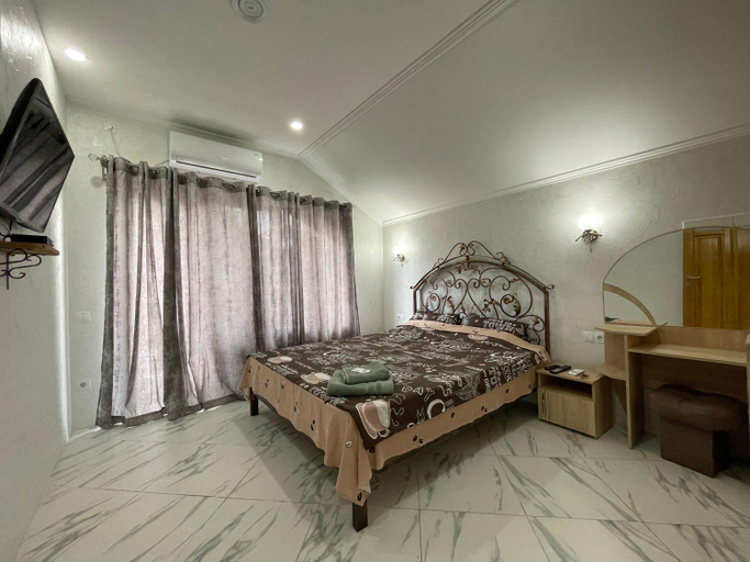 Others 3, Villa aeroport розовыи дом