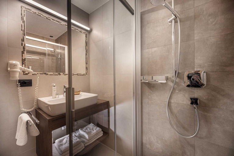 Bathroom 2, Almhotel Lenz, Bolzano
